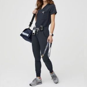 Figs Scrub Set - Zamora Joggers and Catarina 1-Pocket Top - DARK HARBOR - Size L